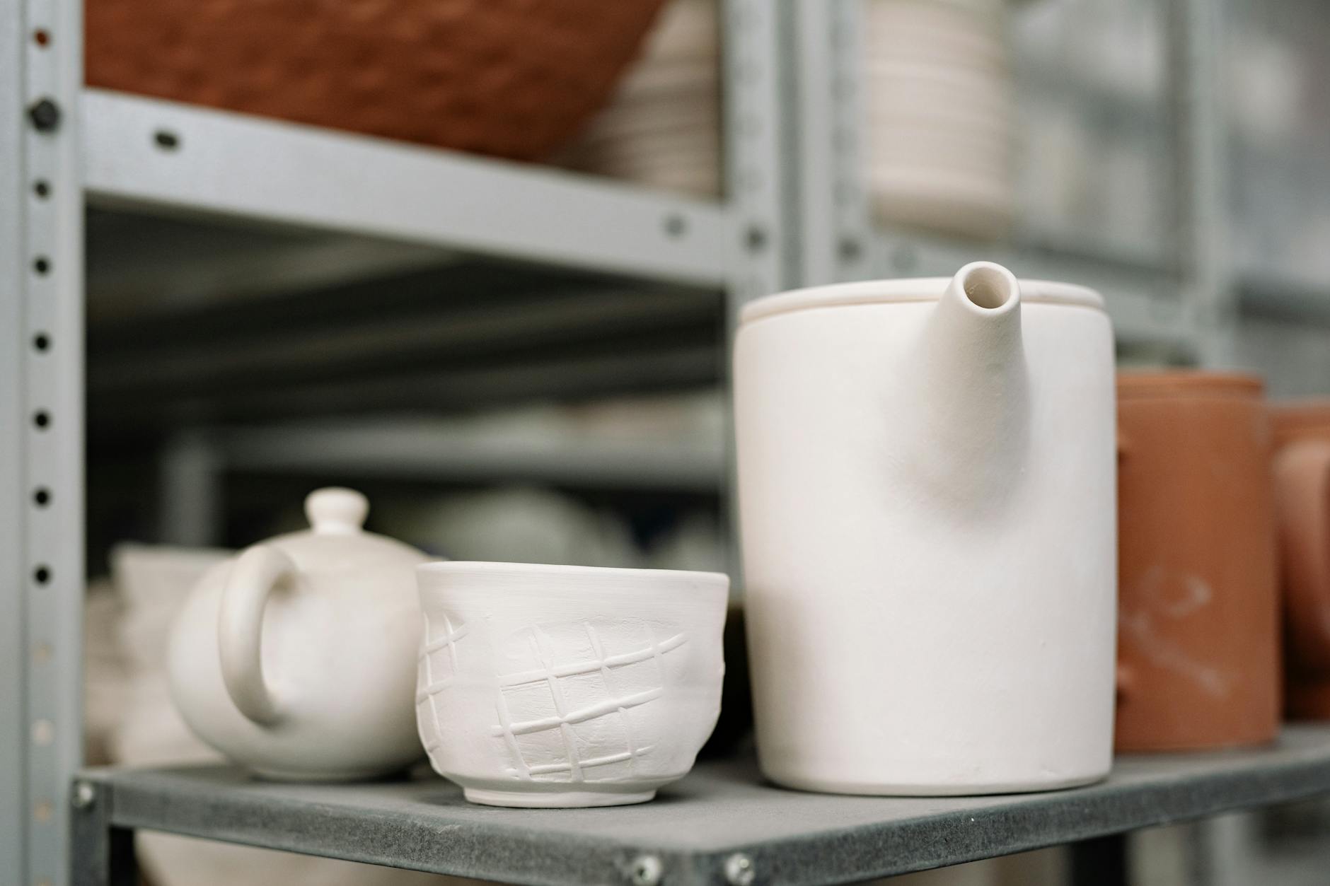 Industrielles Regal — Ton auf Stahl